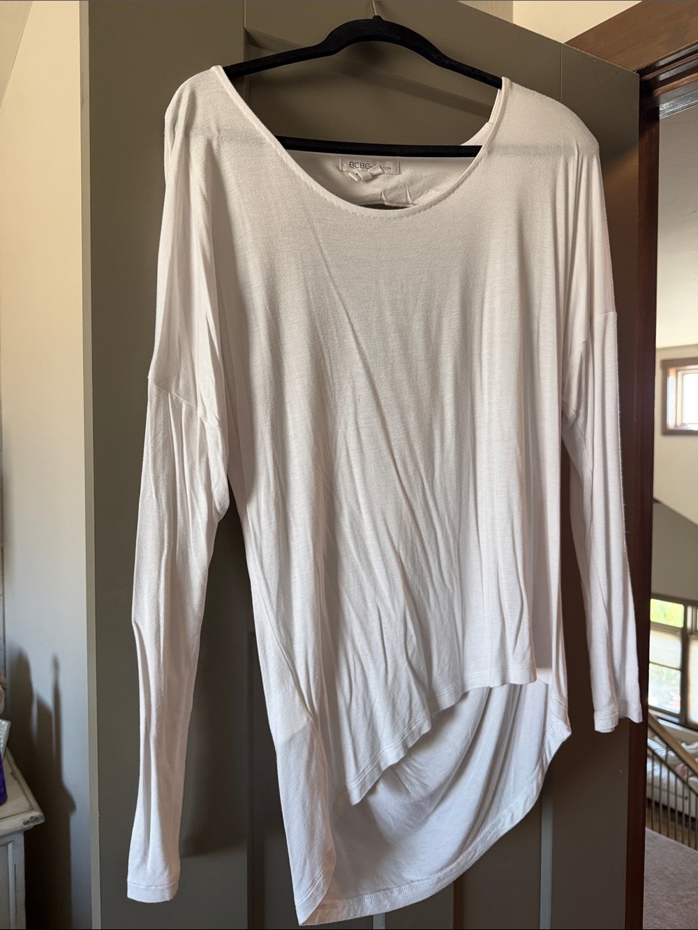 BCBGeneration White Long-Sleeve Asymmetric Hem Tee